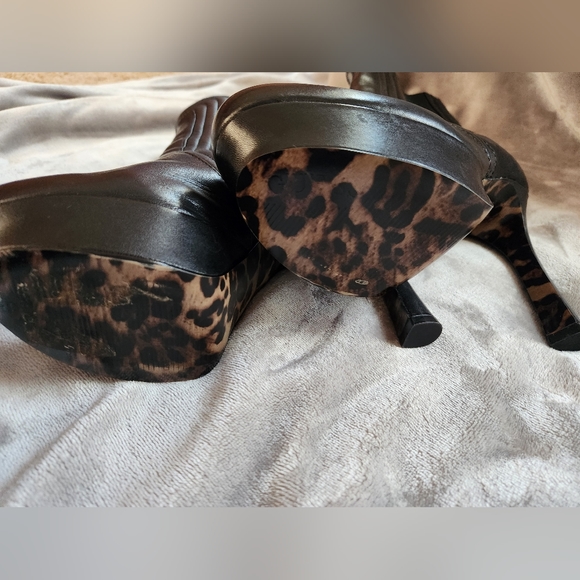 NWOT Guess Woman's Heeled Boots 👢Size 7.5M - Picture 2 of 7